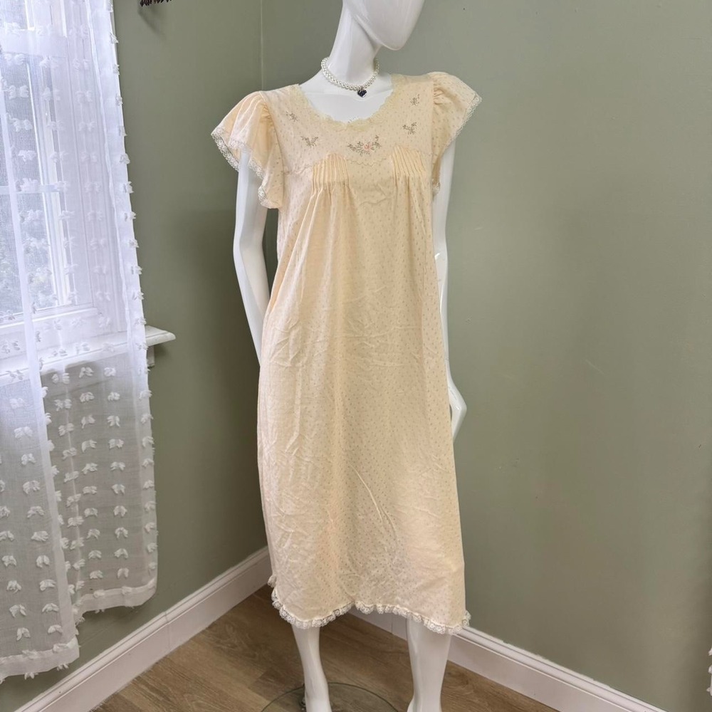 Vintage Barbizon Lace Nightgown –‎ 70s/80s Cream Peignoir Dress with Embroidered